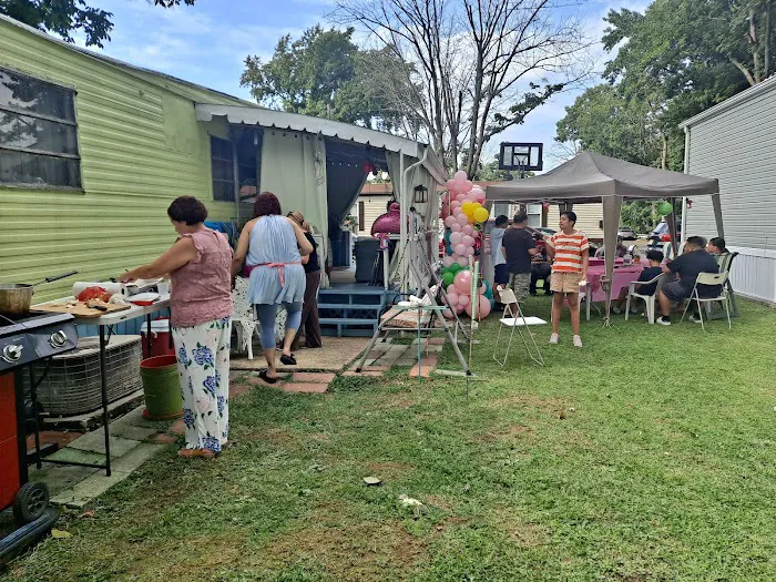 Sam's Mobile Home Park Picture 2