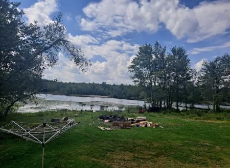 Charlies Lakeside Colony