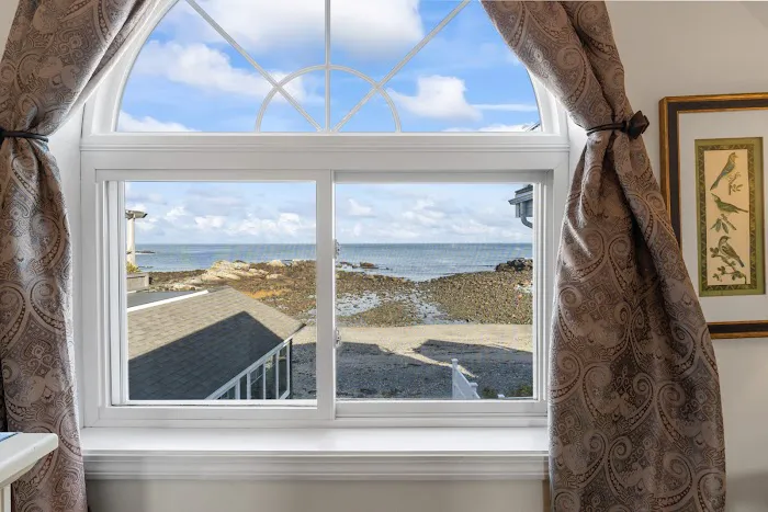 Perkins Cove Oceanfront Cottage Picture 7