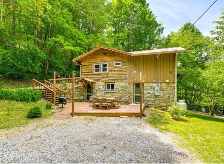 Maggie Valley Log Cabin: Deck + Mountain Views!
