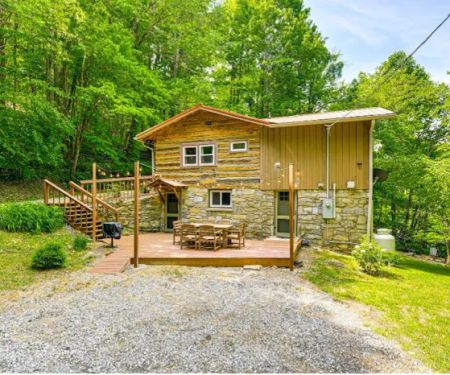 Maggie Valley Log Cabin: Deck + Mountain Views!