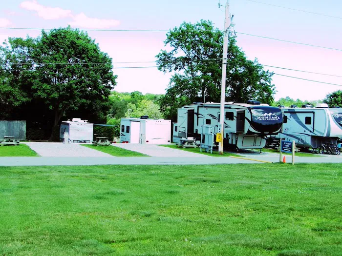 Meadowlark Mobile Home & RV Park Picture 3