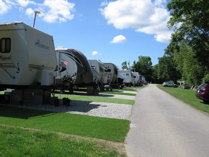 Meadowlark Mobile Home & RV Park Picture 9