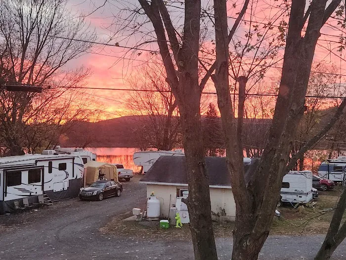 Wray's Riverfront Campground Picture 1