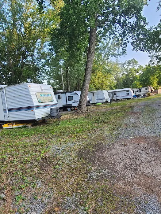 Wray's Riverfront Campground Picture 6
