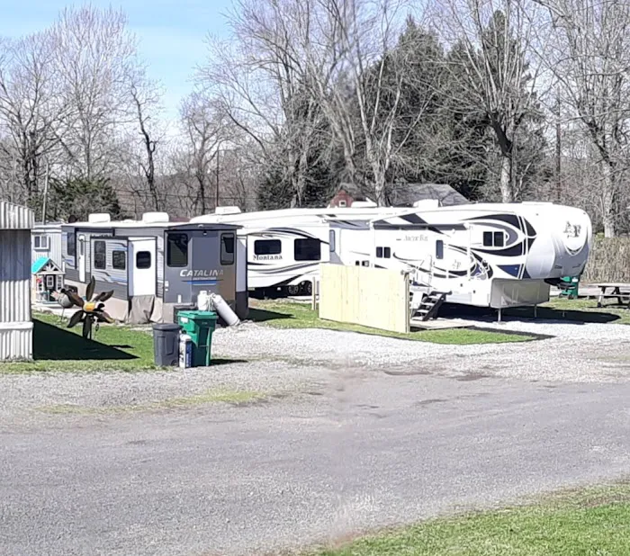 Champ Court RV Park trailer park rentals Picture 8
