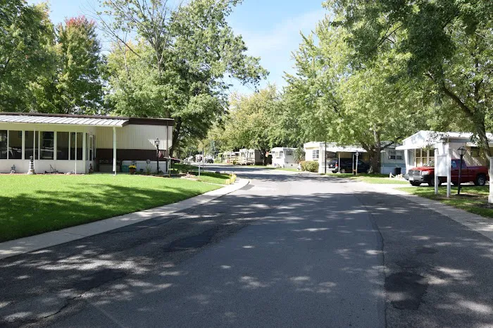 Crestwood Manufactured Home Community Picture 2