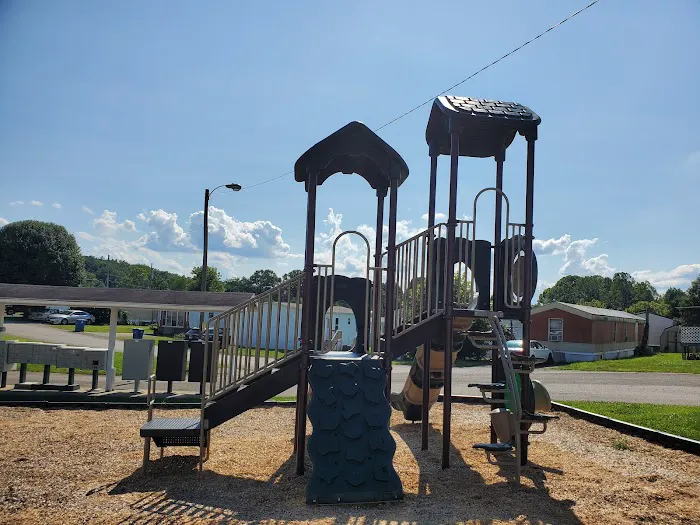 Blue Spruce Pointe Mobile Home Park Picture 9
