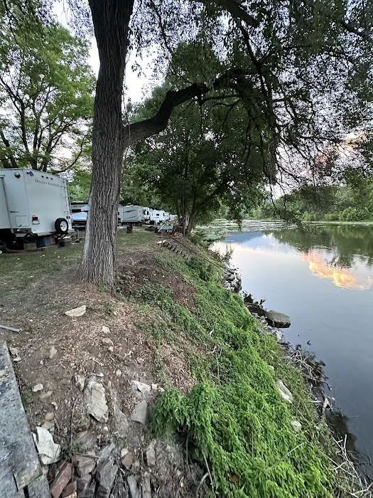 Riverside camping Picture 5