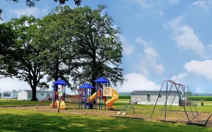 Neighbors of Parkwood Village Manufactured Home Community Picture 1