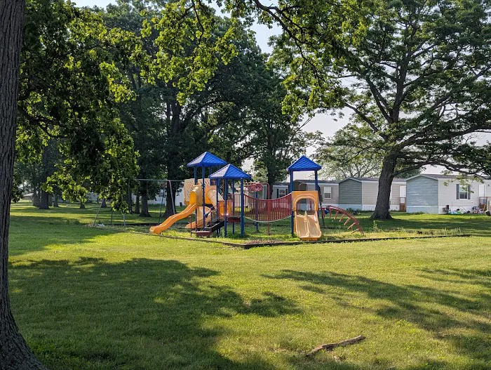 Neighbors of Parkwood Village Manufactured Home Community Picture 4