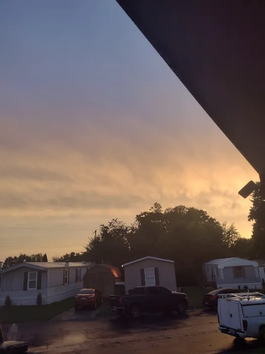 Suburban Pointe Mobile Home Park Picture 3