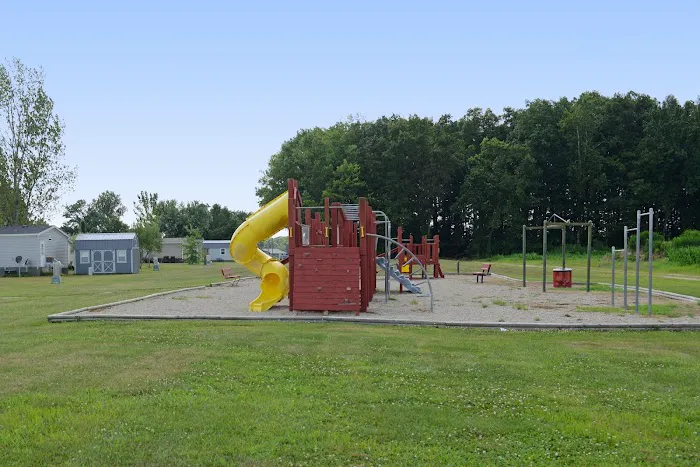 Amberly Pointe Mobile Home Park Picture 5