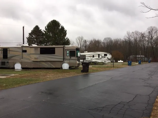 Lakeshore Mobile Home Park Picture 4