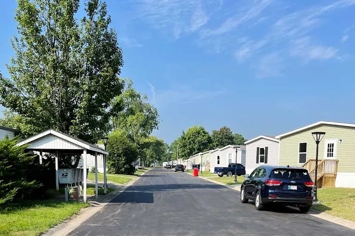 Silver Lakes Pointe Mobile Home Park Picture 8