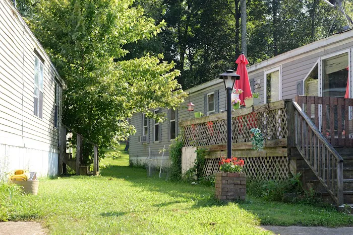 Seven Oaks Pointe Mobile Home Park Picture 3