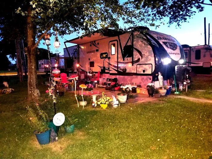 Manor Isle Mobile Home & Extended-Stay RV Park Picture 4