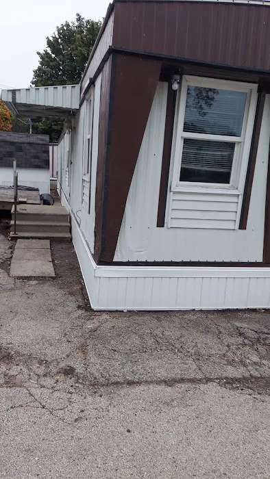 Maple Leaf Mobile Home Park Picture 2