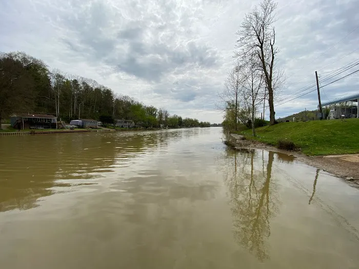 The PORT Campground & Docks Picture 9