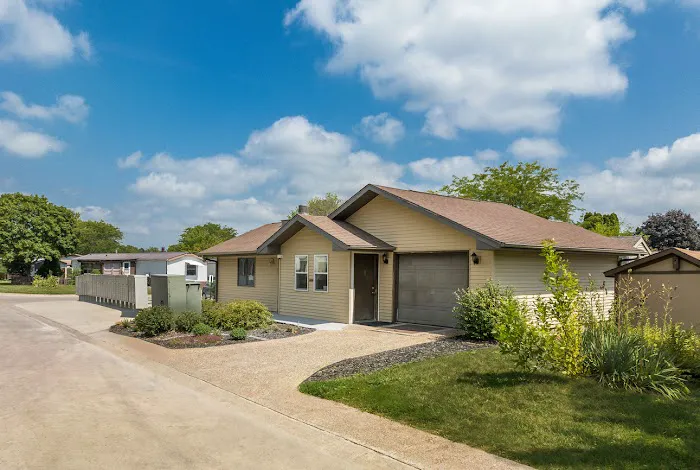Modern Manor Picture 7
