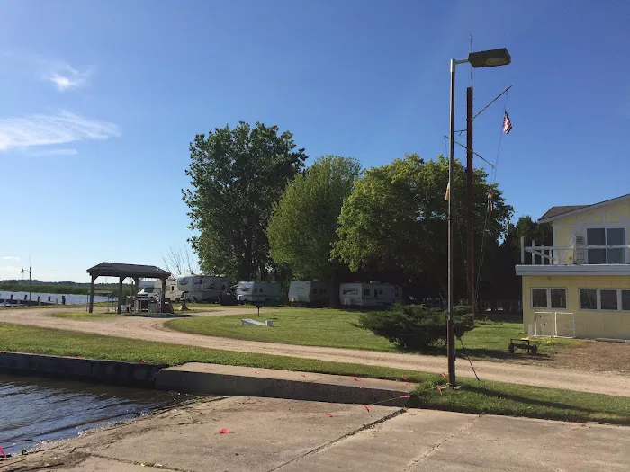 Scenic River Stop-N-Dock RV Park & Marina Picture 4