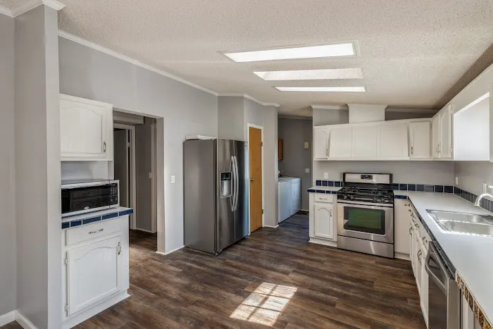Val-Vista Estates Picture 3