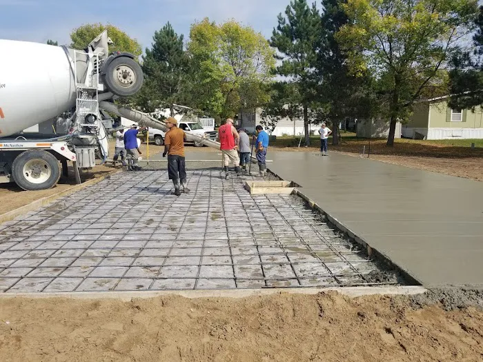 Pine Village Mobile Home Park Picture 7