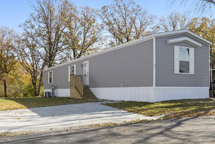 Lakeshore Terrace Manufactured Home Community Picture 2
