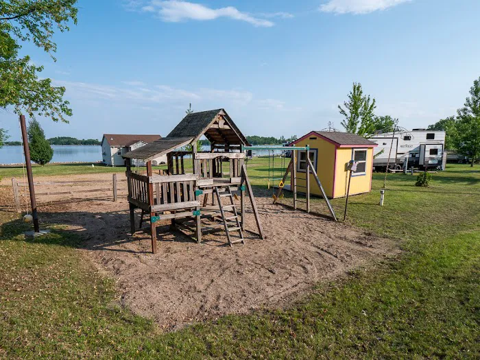 Paul Lake Resort Picture 4