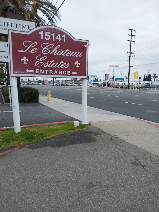 Le Chateau Estates Picture 1