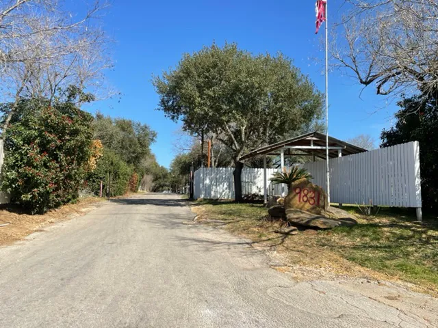 Lake Calaveras Mobile Home Park / RV Community Picture 3
