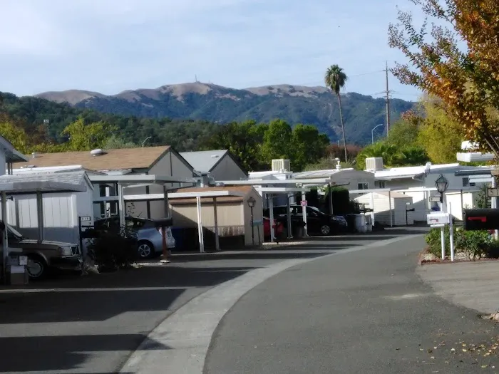Los Robles Mobile Home Park Picture 3