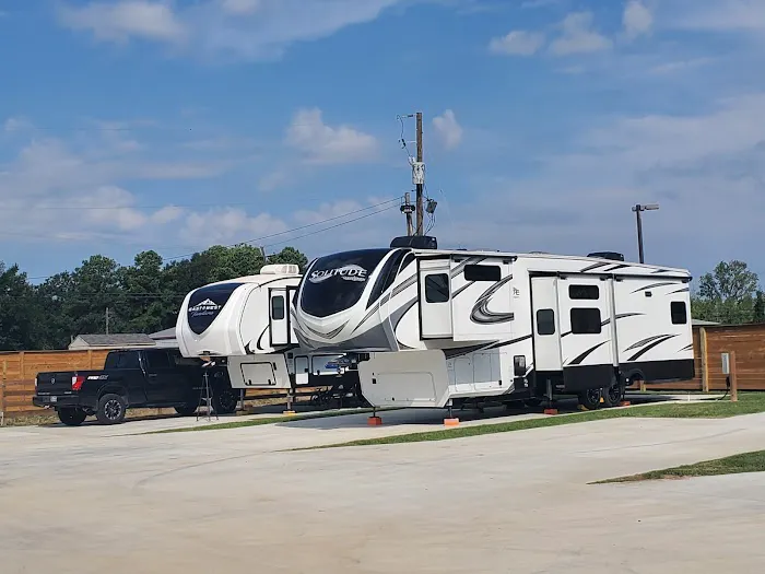 Orangefield RV Park Picture 1