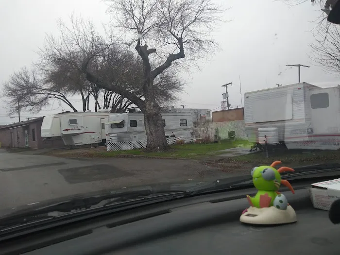 Twin Lane Apartments & Mobile Home Park Picture 3