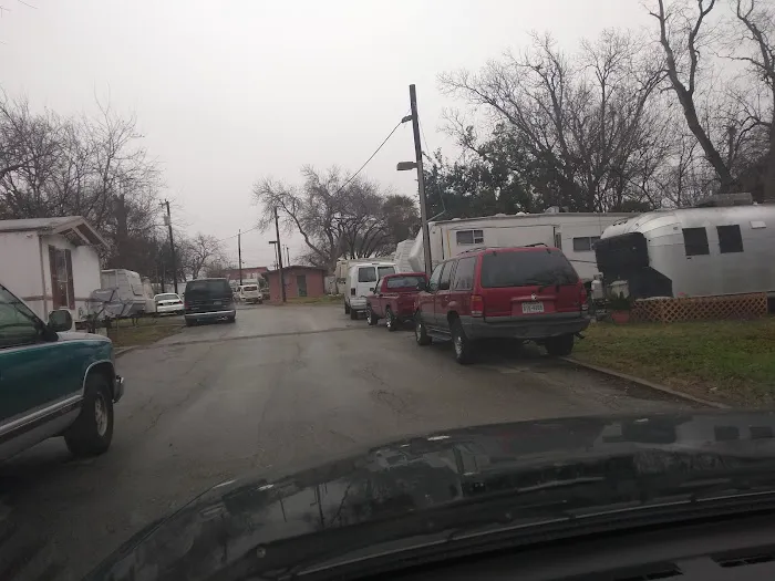 Twin Lane Apartments & Mobile Home Park Picture 2