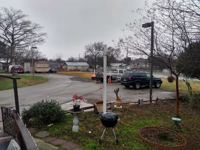 Twin Lane Apartments & Mobile Home Park Picture 7