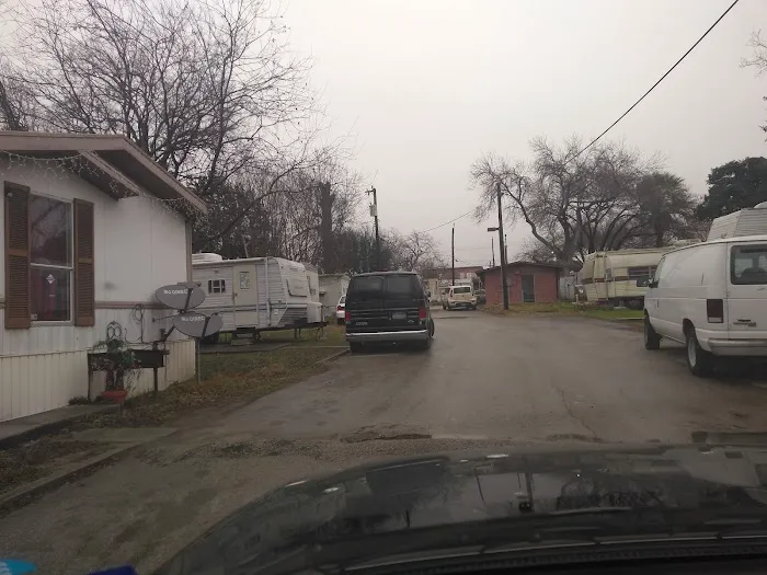 Twin Lane Apartments & Mobile Home Park Picture 9