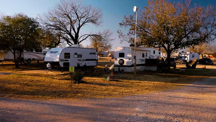 A Country Breeze RV Park Picture 2