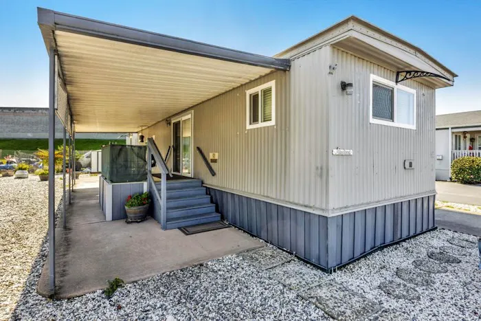 Tropics Mobile Home Park Picture 3