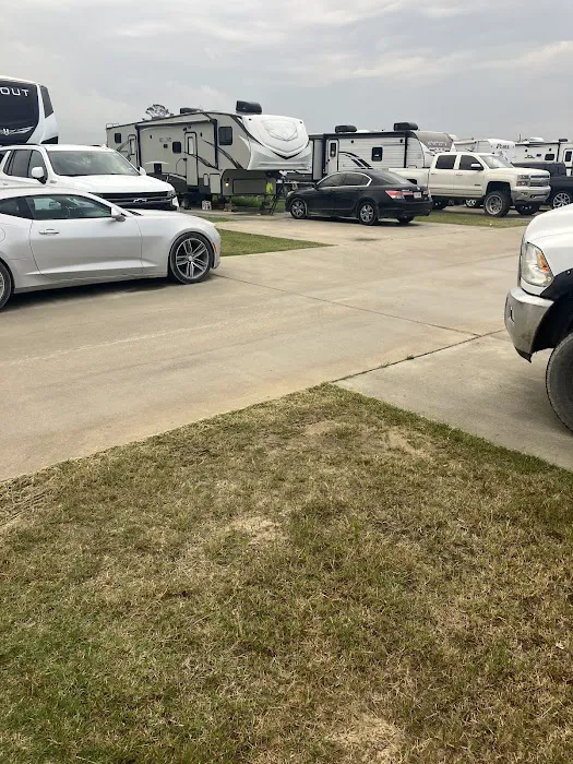 Roundbunch Bayou RV Resort Picture 10