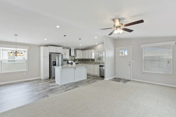 Holiday Mobile Home Estates Picture 9