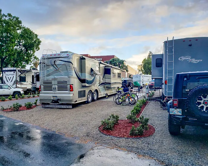 Vacationer RV Resort Picture 4