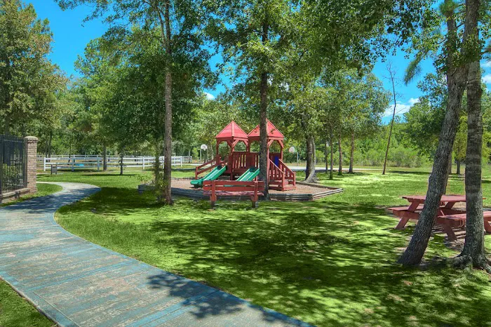 Grand Oaks Picture 3