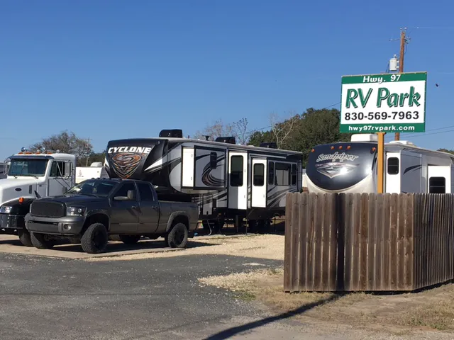 Hwy 97 East RV Park Picture 4