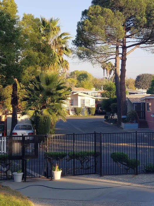Golden Wheel Mobile Home Park Picture 6