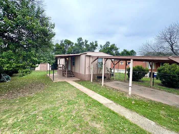 Wayside Mobile Home Park in New Braunfels Picture 3