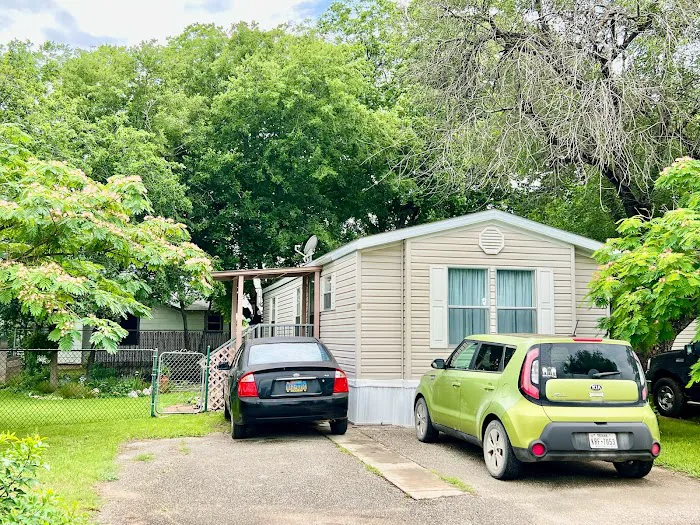 Wayside Mobile Home Park in New Braunfels Picture 5