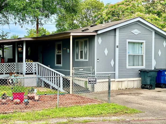 Wayside Mobile Home Park in New Braunfels Picture 9