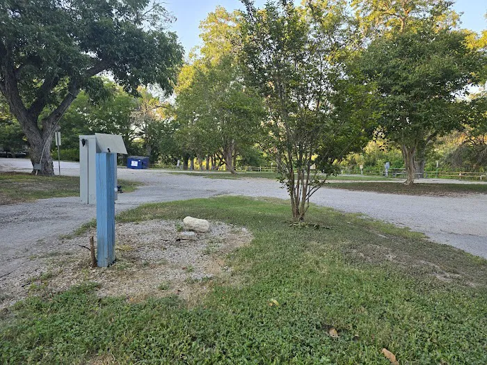 River Shade RV Park Picture 4