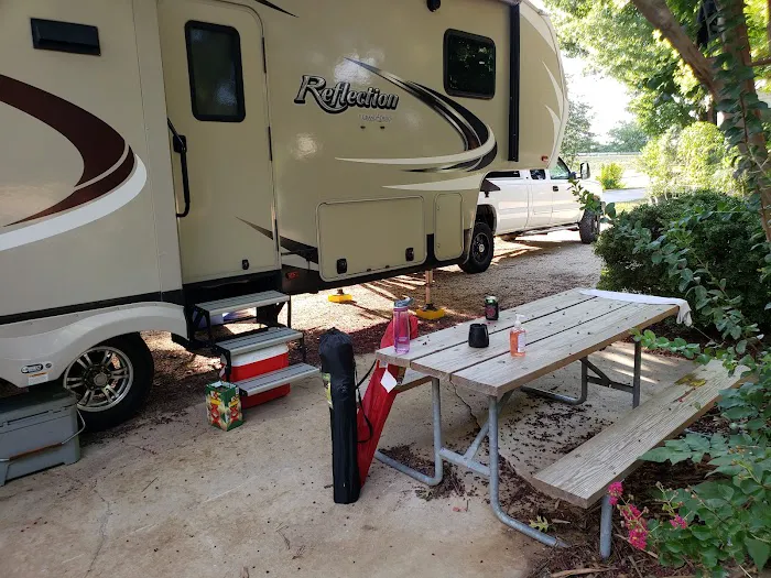 River Shade RV Park Picture 6